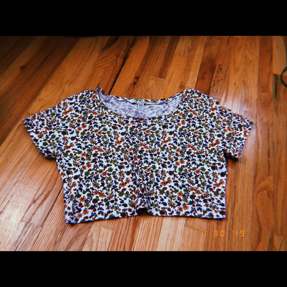 Cropped floral tshirt